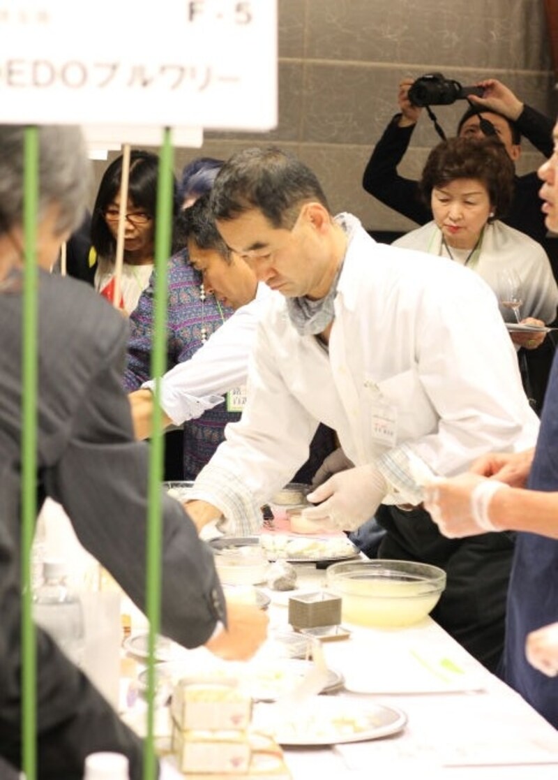 実際チーズを作っている生産者さんから直接話が聞けるのも、このイベントの魅力です。写真は、大分の湯布院でチーズを作っている、うらけんチーズ工房の浦田健治郎さん。