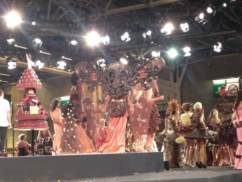 ステージいっぱいのチョコレートのドレス!