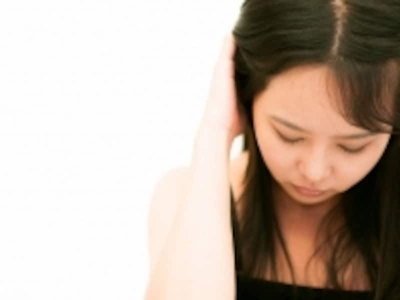 悩む女性