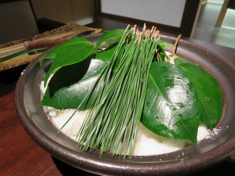 インパクトのある「里山焼き」。中には奉書でくるまれ蒸し焼きにされた牛肉としめじ、椎茸が