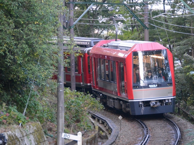 宮ノ下付近を走る「アレグラ」