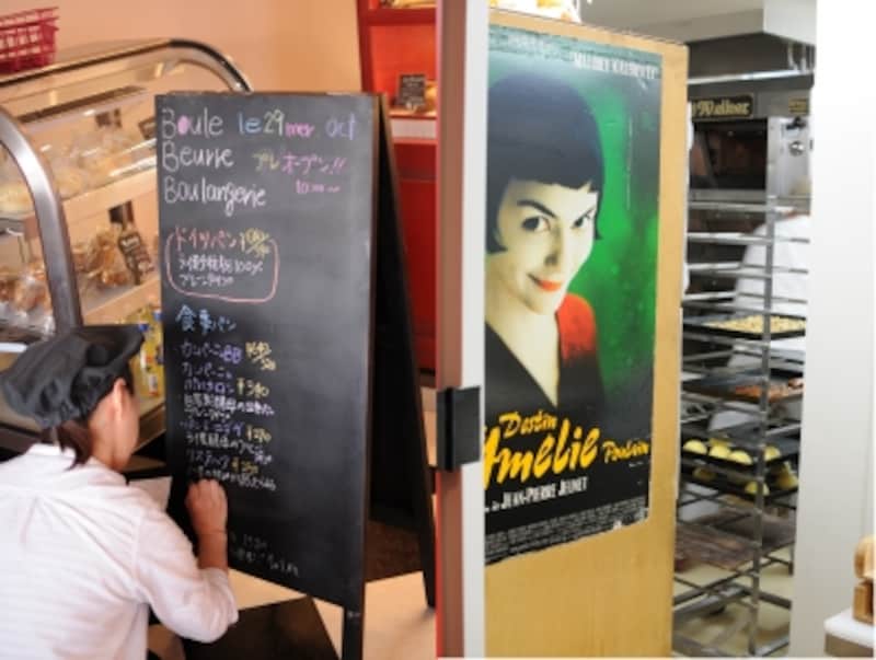 黒板メニューを前に、立ち止まる人も。