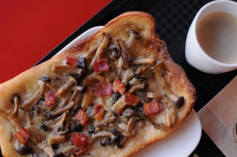 「タルトフランベ」（250円）はキノコの他、玉ねぎとベーコンや、トマトとズッキーニなどの種類も