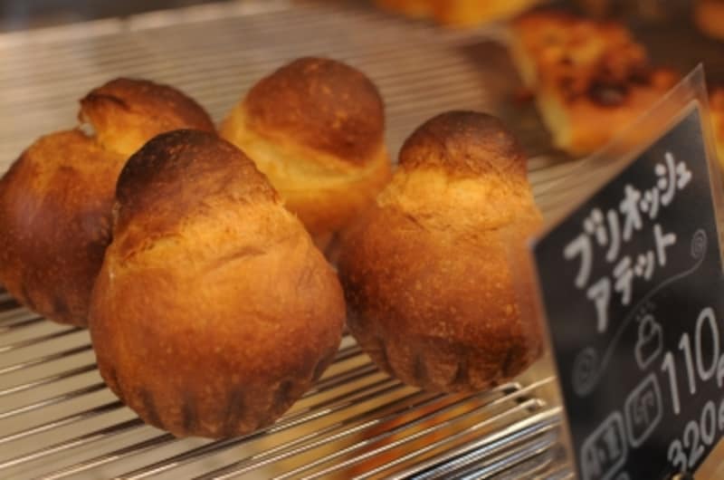 伝統的な「ブリオッシュアテット」（110円、3個で320円）