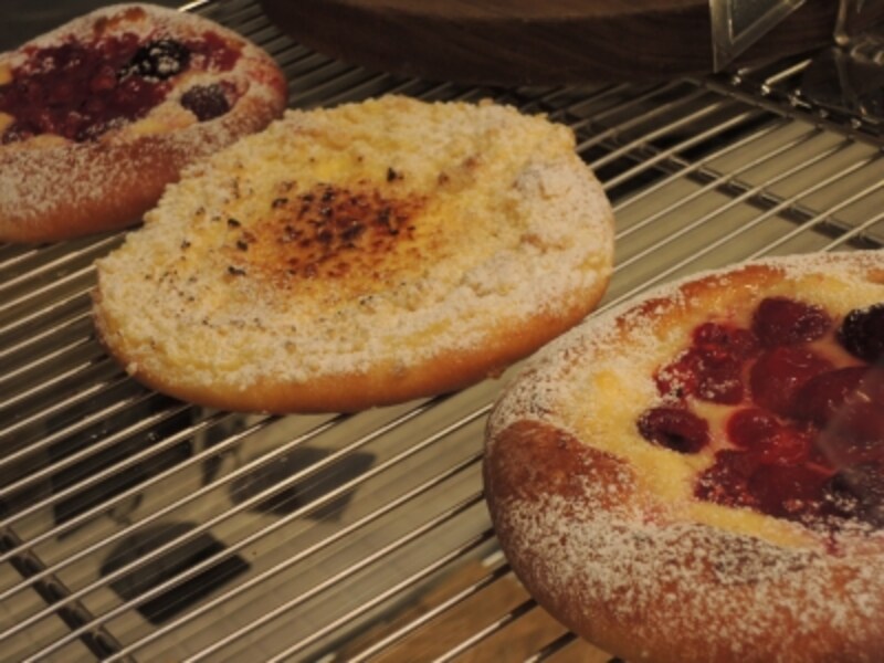 「ブリオッシュのガレット」ベリーやチーズクリーム（200円）