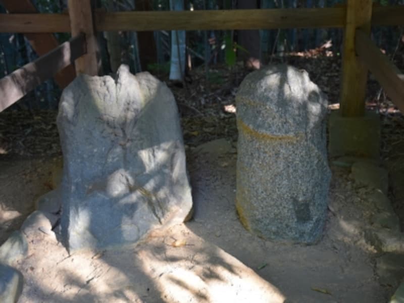 飛鳥坐神社境内の陽石と、陰石