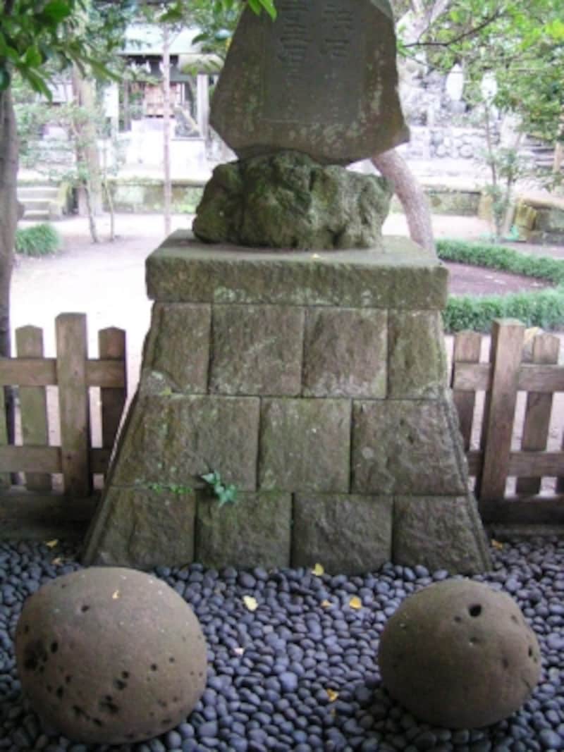 左が手玉石（約105キロ）、右が袂石（約60キロ）