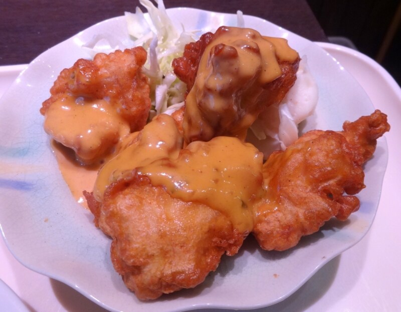 からあげの後方にはキャベツの千切りとポテトサラダ