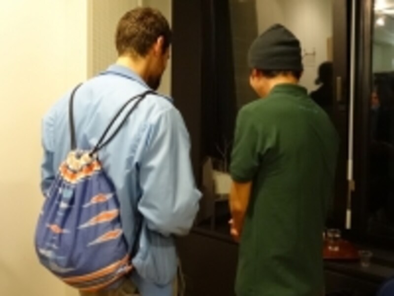 作品を見ながら話が盛り上がるスイス人アーティストのDavid Berwegerさんと日本人アーティストの山際満博さん