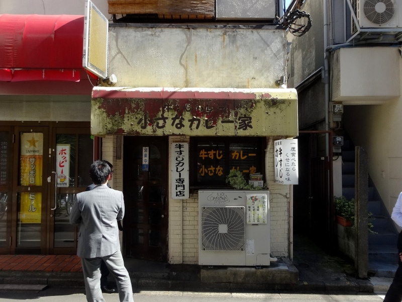 看板はボロボロだけど、店内は清潔