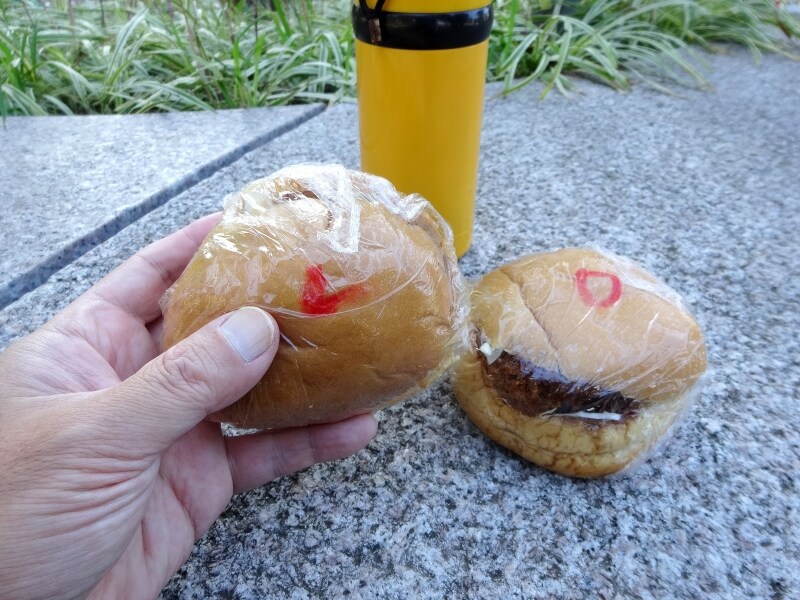 コロッケバーガーにはロの文字が入っている