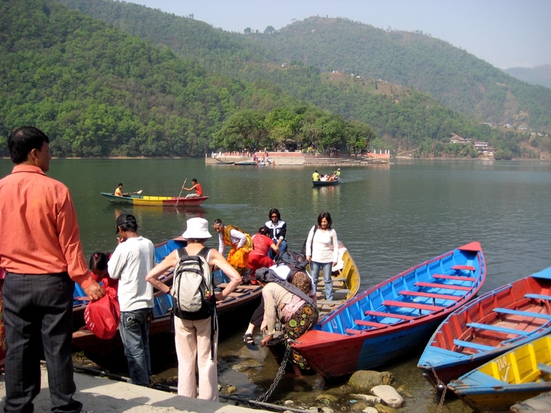 フェワ湖とバラヒ寺院