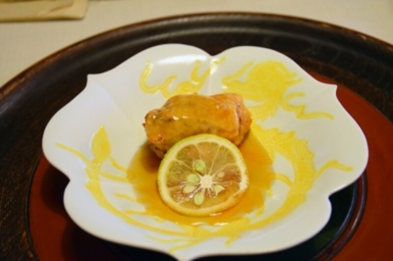 「五爪の龍」が描かれた皿