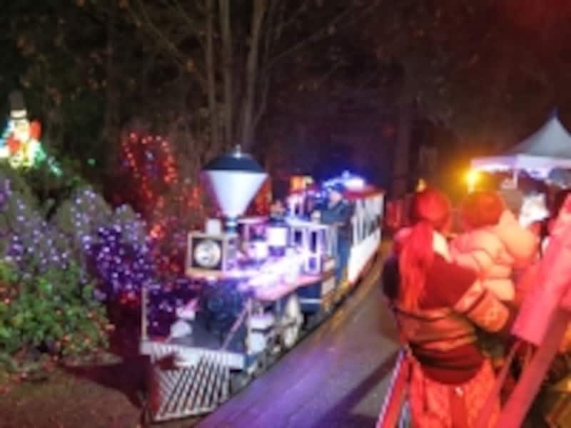 たくさんのお客さんを乗せて駅に入線するクリスマストレイン