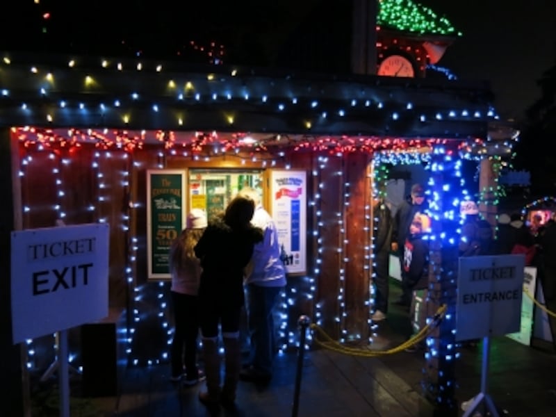 チケット売り場は、列車の乗り場のすぐ横