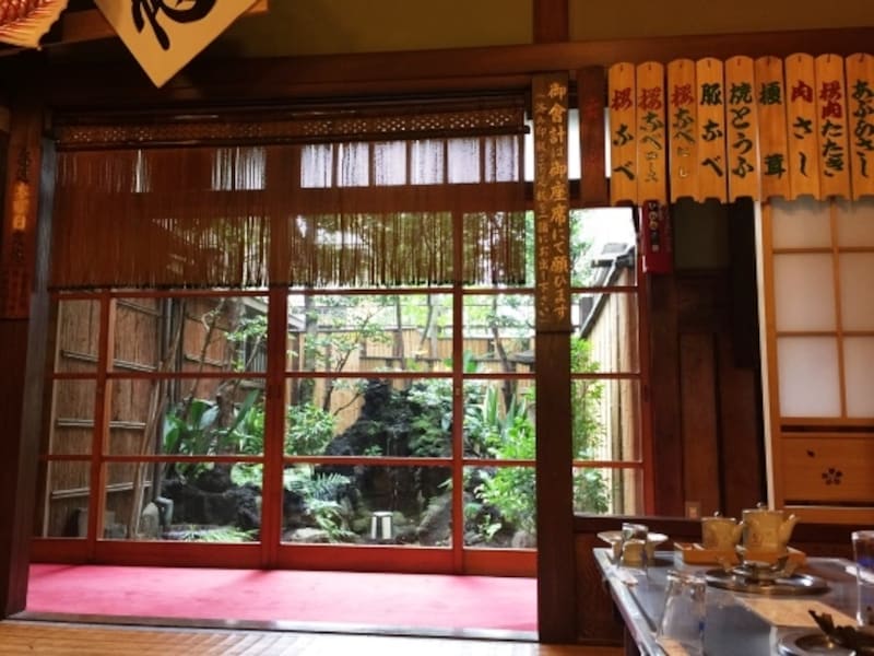 座敷奥には庭も