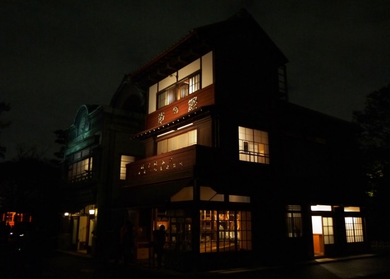 ライトアップされる園内の建物