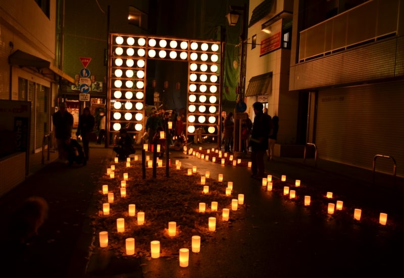 約2400個の灯篭が飾られる