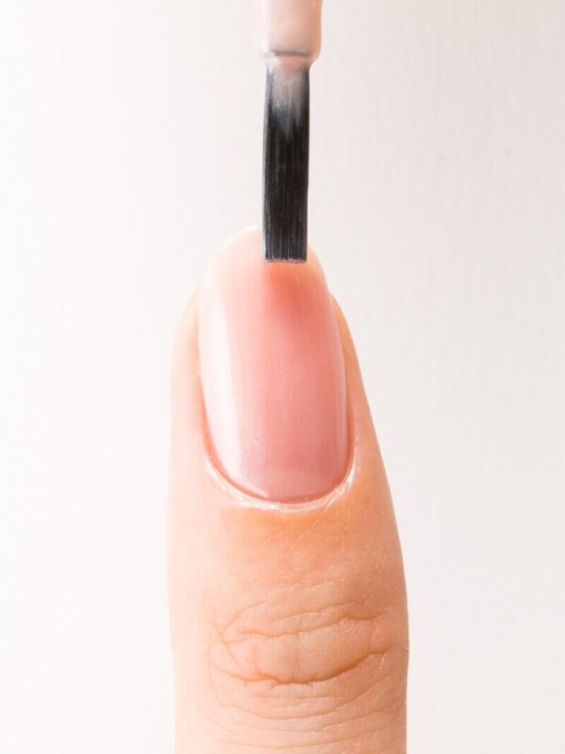 ベースのネイルカラーを塗る