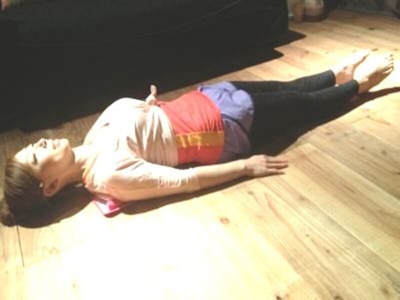 これだけで背骨にS字湾曲ができて正しい姿勢に