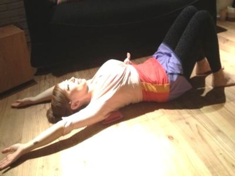 両腕を思いっきり上げます