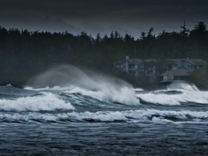 荒れ狂う冬のトフィーノの海 (C) Sander Jain - Wickaninnish Inn