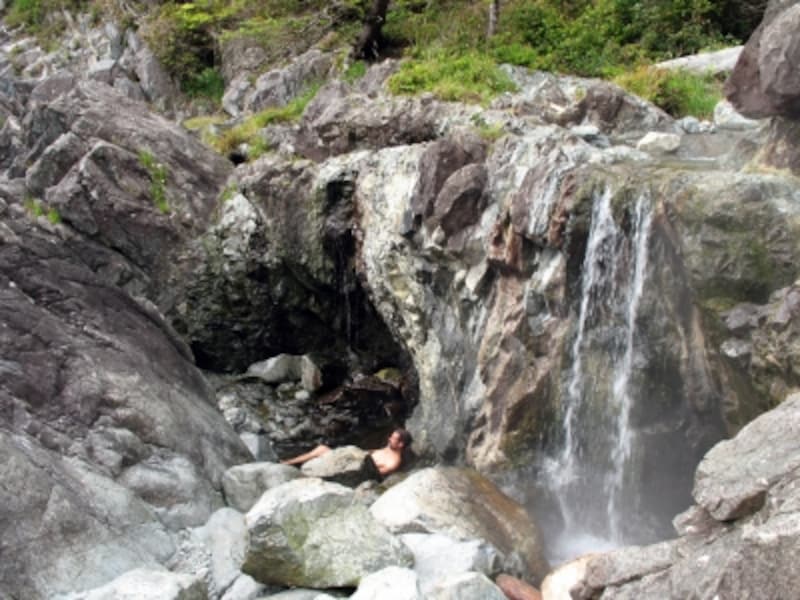 船でのみアクセス可能な海辺の秘湯