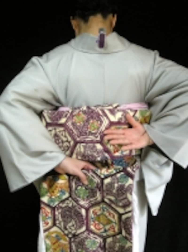 手を右手で押さえながら