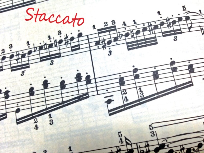 スタッカートの音符が入った楽譜