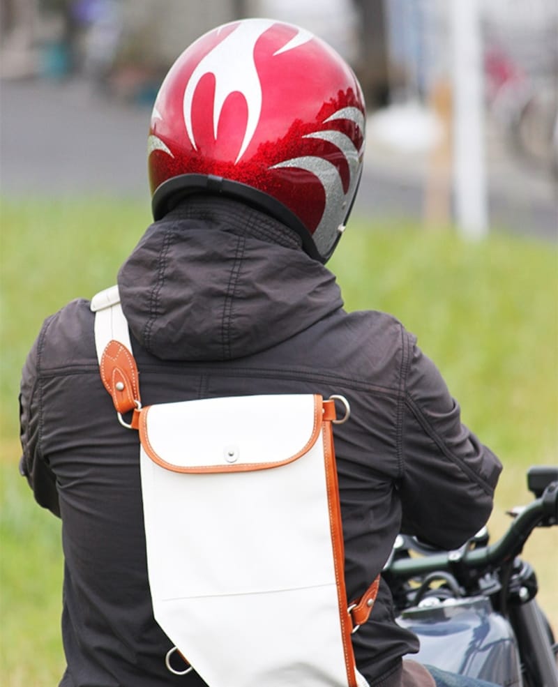 必需品であるヘルメットとグローブの選び方も重要。