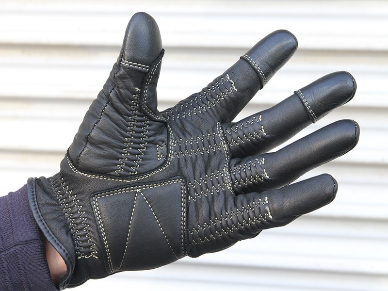 親指・人差し指・中指にタッチパネル操作を可能にする素材が付与されたレザーグローブ。今後、こういう製品が増えてくることは間違いありません。