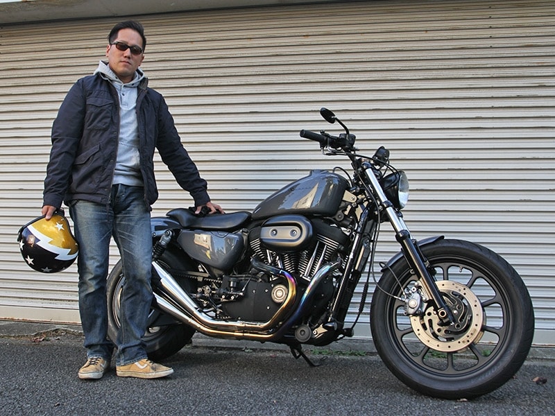 ヘルメットとシューズにイエローを差し込んだ冬パターン2。黒シューズ×赤ヘルメットという組み合わせにも切り替えられます。