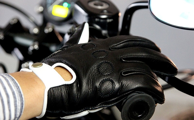 未着の人を見かけることもありますが、万が一のときを考えると必ずしておきたいグローブ。