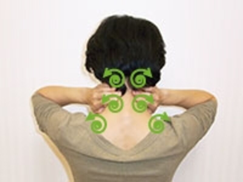 4指で円を描くように首をマッサージします