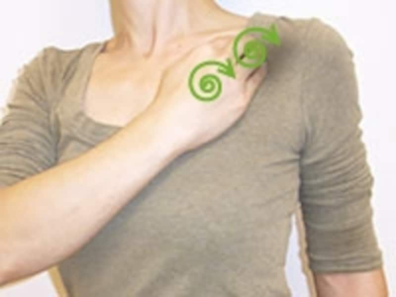 円を描くようにマッサージします