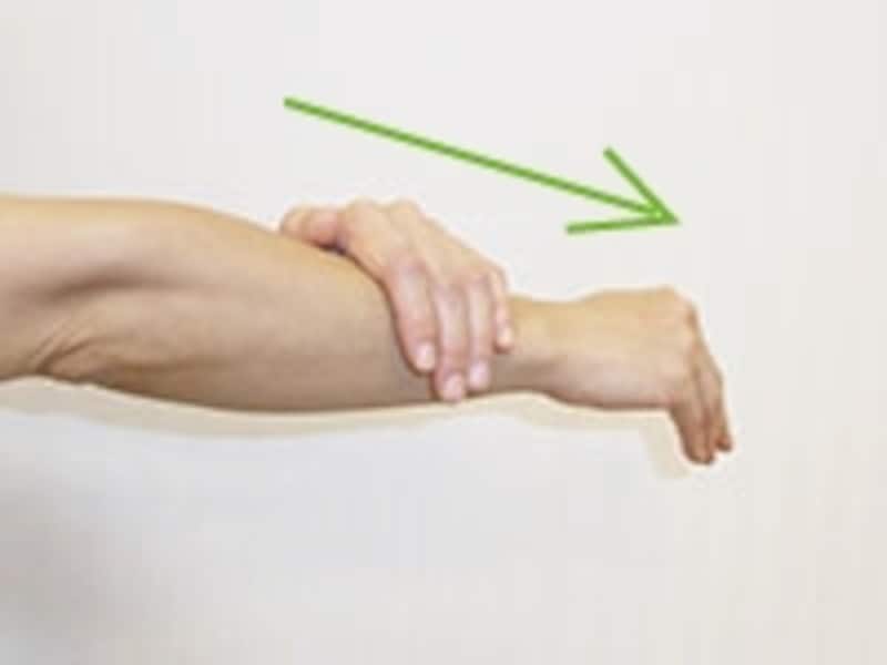 オイルを前腕に伸ばします