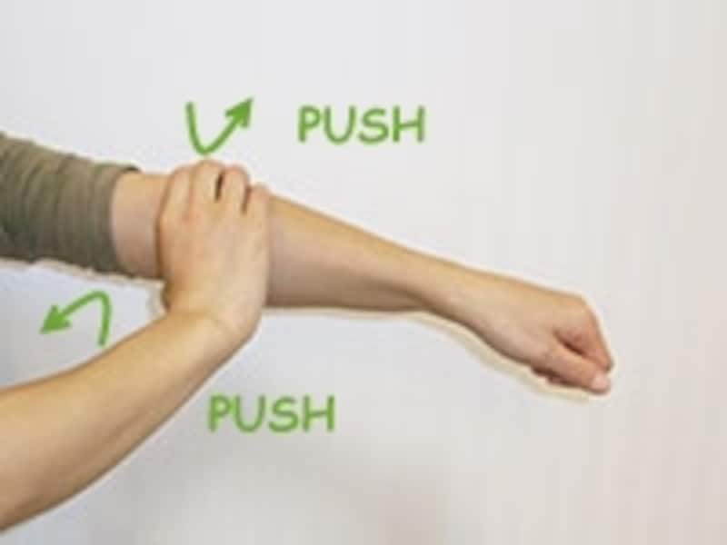 肘の下をぐっと握ります