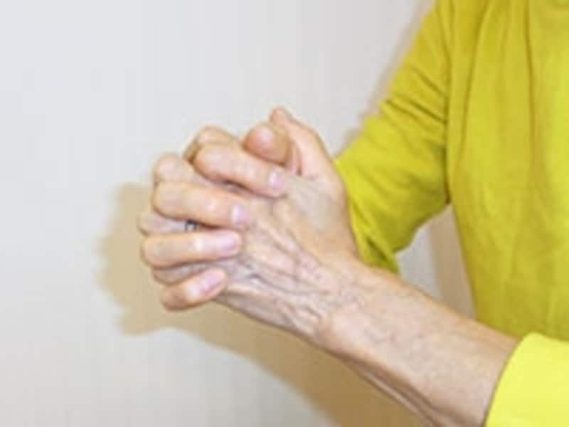 指を組んでグッと握ります