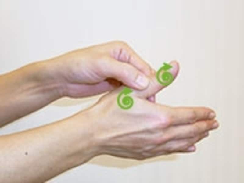 指をくるくる回すようにマッサージします