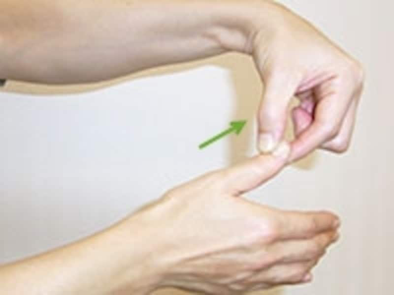 爪の付け根を握ったまま軽く引っ張ります