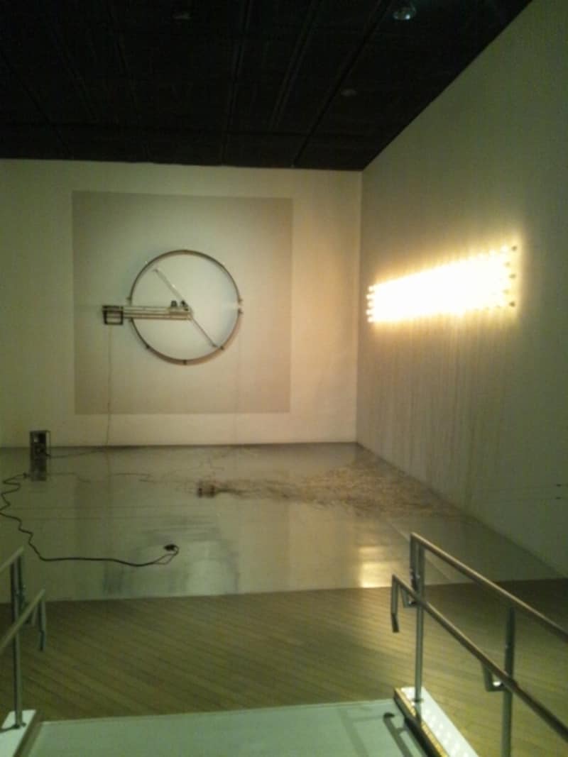 《100の白熱灯のための接点#2》（2014年栃木県立美術館個展での展示風景）