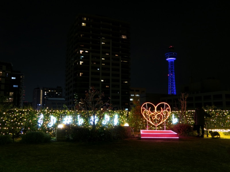 マリンタワーをバックに撮影できるスポットもお見逃しなく。2014年は映画『マエストロ』とコラボした音符のイルミも点灯