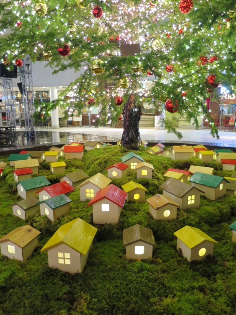 ツリーの下にはかわいいサンタクロースタウンが！