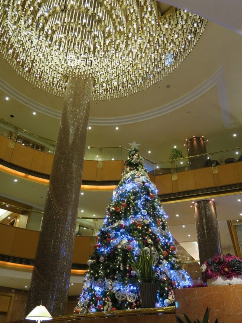 高さ約8mのツリーにはホテルのキャラクター・シェララがたくさん！