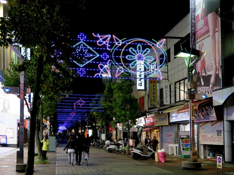 毎年カラフルなアーチ型イルミネーションが点灯する、イセザキ・モール