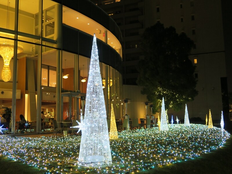 マリンタワー広場には光のアートが楽しめる空間が