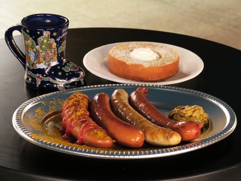 ドイツ料理もいろいろundefined左上:グリューワインドイツマグセット(1700円undefined※グラスデポジット1000円)undefined中央:ジャーマンソーセージ4種盛り(2200円)undefined右上:バームクーヘン(800円)