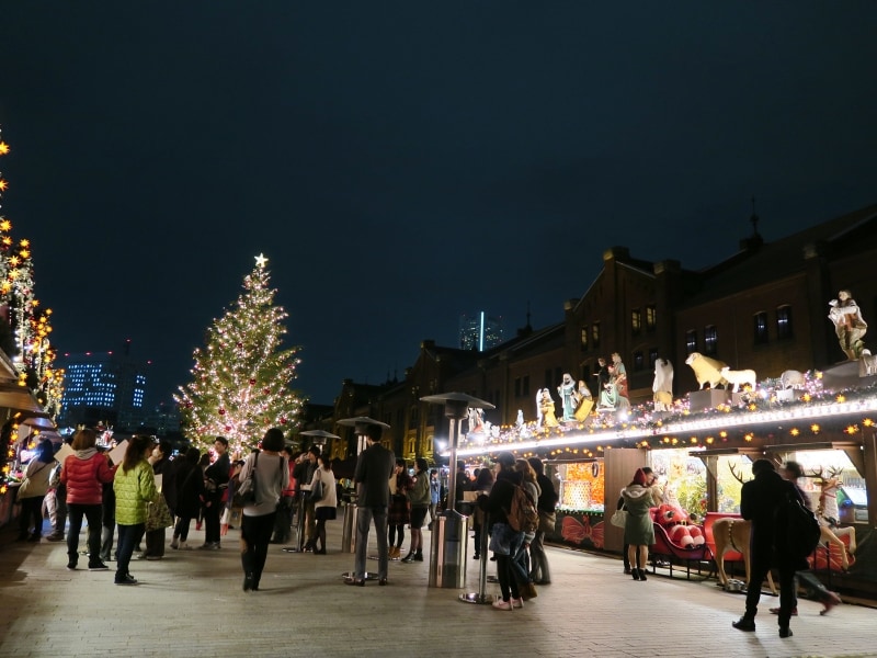 本場・ドイツのヒュッテ(木の屋台)が並ぶ、クリスマスマーケット