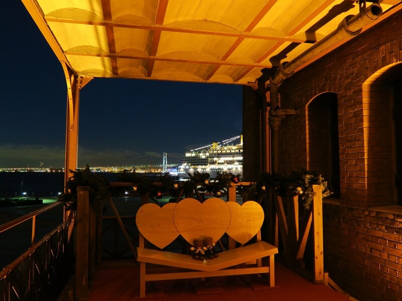 2号館2階にはライトアップしたクリスマスツリーとベンチを設置する「プライベートバルコニー」が初登場。ひとつだけ「ふたりじめベンチ」(画像)があります