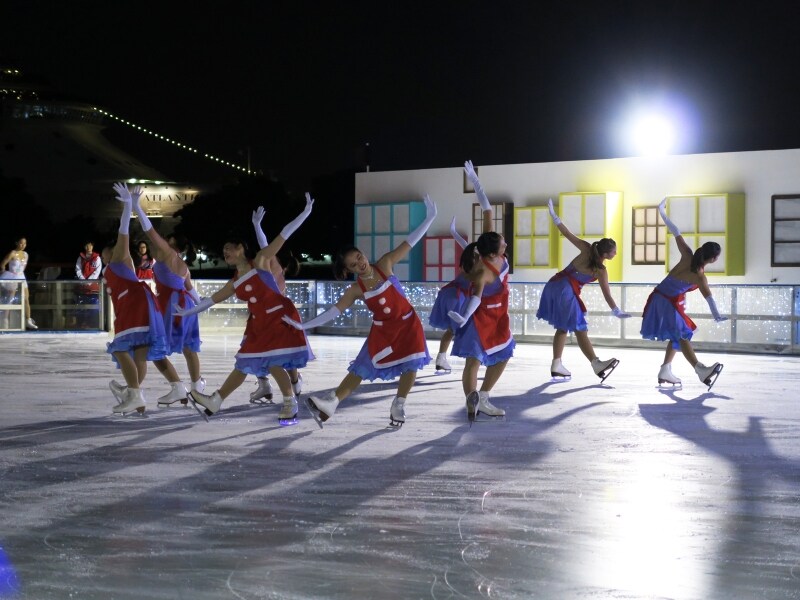 点灯式では「神宮Ice Messenger Grace」の皆さんによるシンクロナイズドスケーティングが披露されました